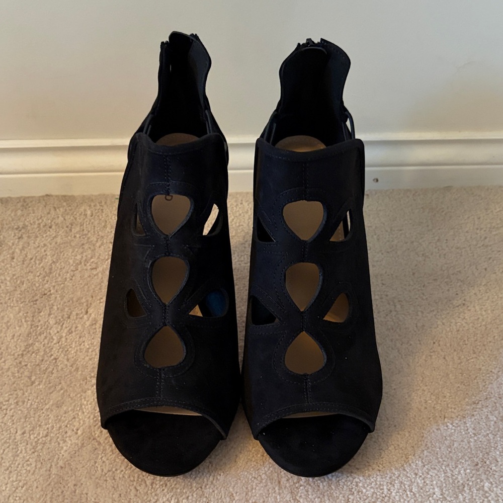Sz 12.5 wide Torrid Black Cutout Heels